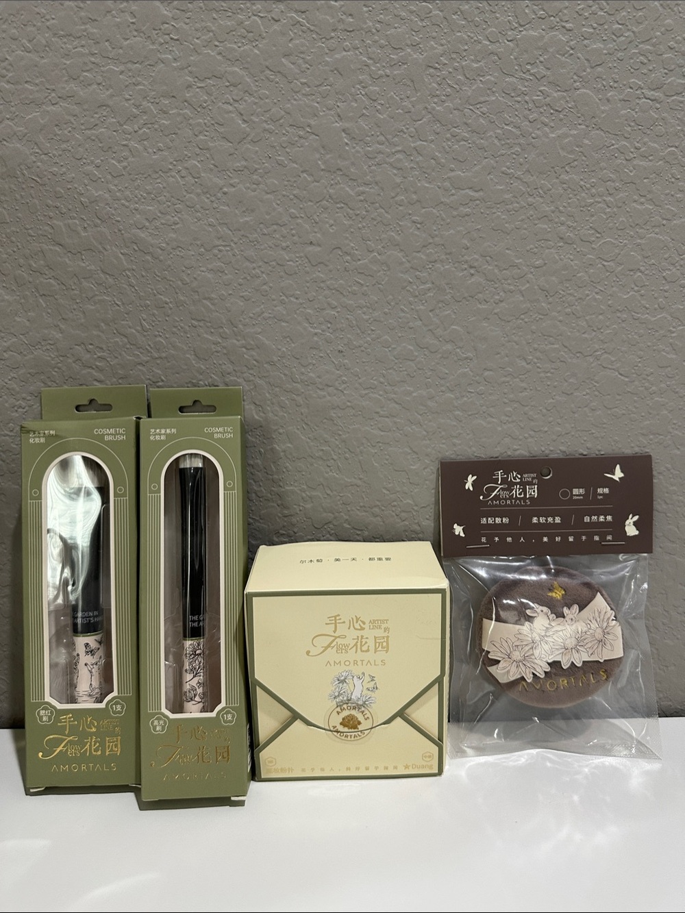 NWT AMORTALS Artist Link Flowers Makeup Brush & Puff Set